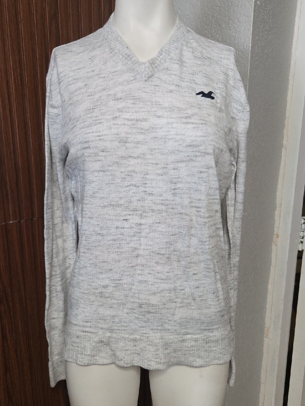 Hollister Men's Heather Gray V-Neck Sweater with Navy Logo
